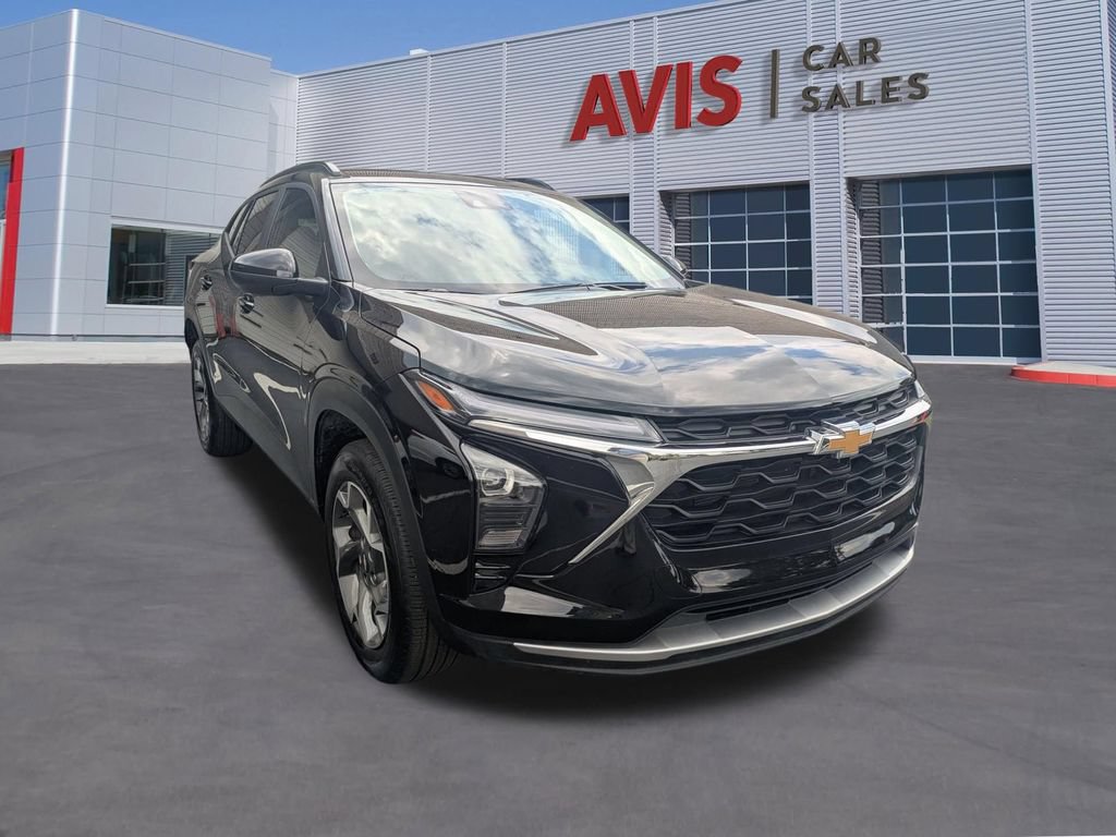 Used 2025 Chevrolet Trax LT w/ LT Convenience Package FWD image 3