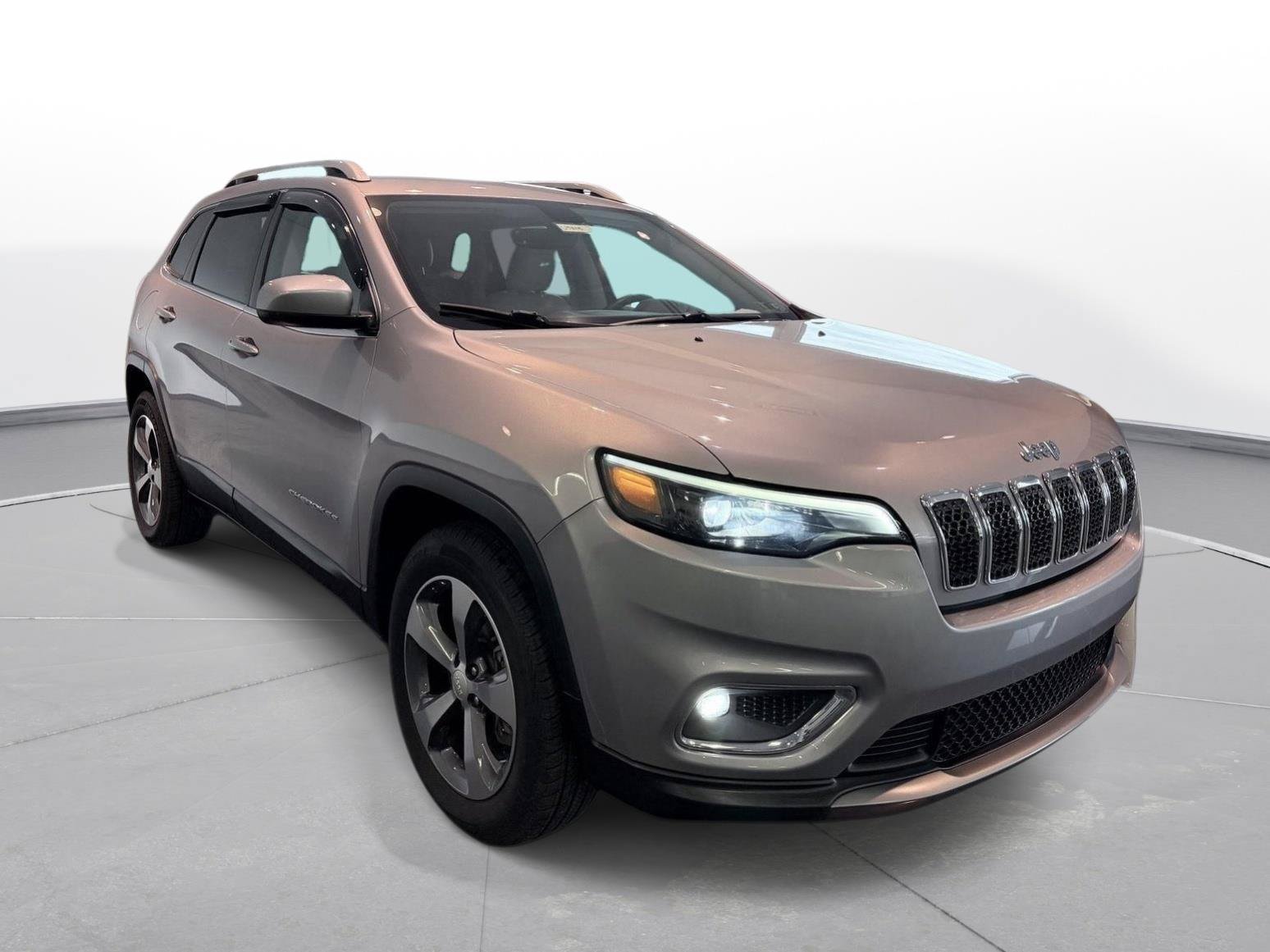Used 2019 Jeep Cherokee Limited AWD/4WD image 2