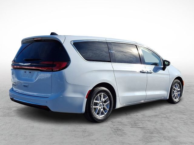 Used 2024 Chrysler Pacifica Touring-L image 6