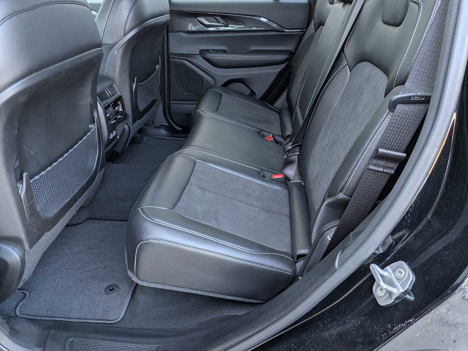 Used 2023 Jeep Grand Cherokee Altitude image 17