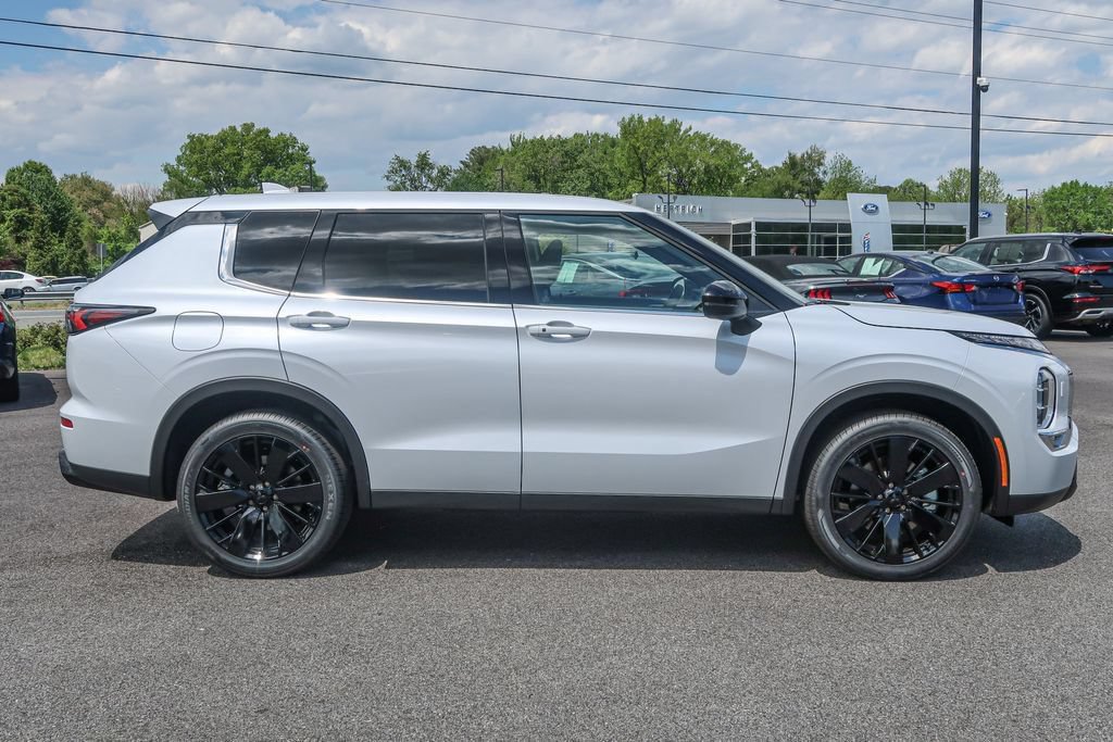 New 2026 Mitsubishi Outlander LE AWD/4WD image 4