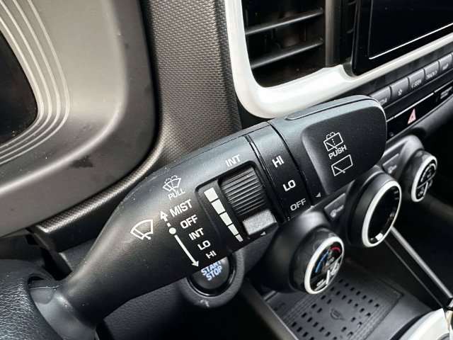 Used 2025 Hyundai Venue Limited FWD image 30