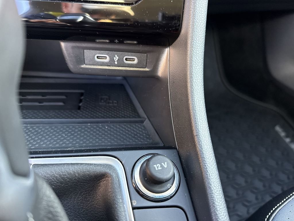 Used 2025 Volkswagen Jetta SE image 33