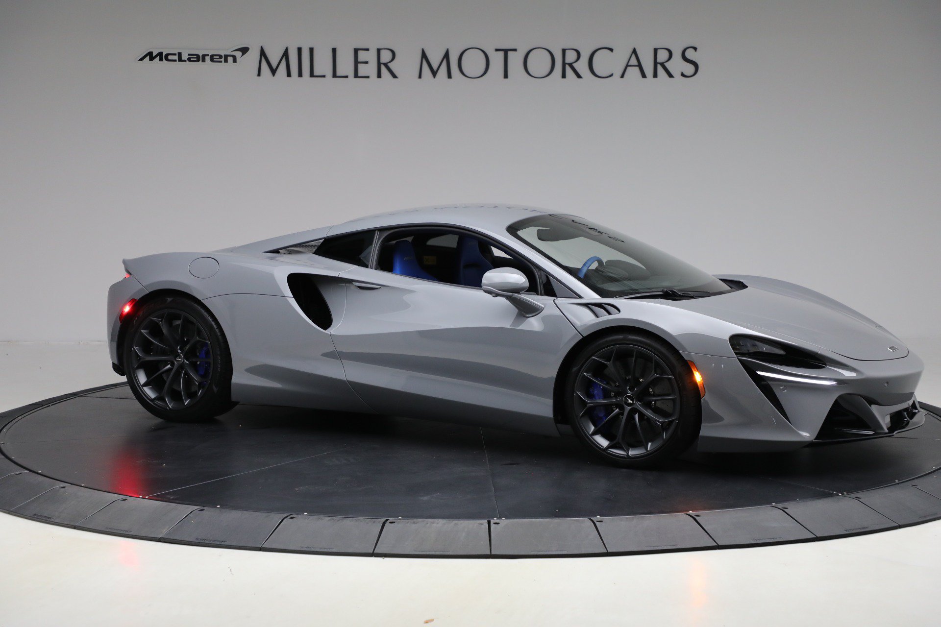 Used 2023 McLaren Artura RWD image 10