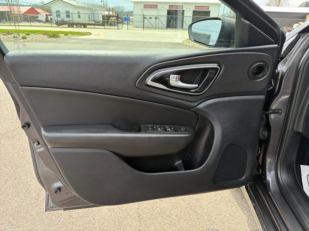 Used 2017 Chrysler 200 Limited Platinum image 8