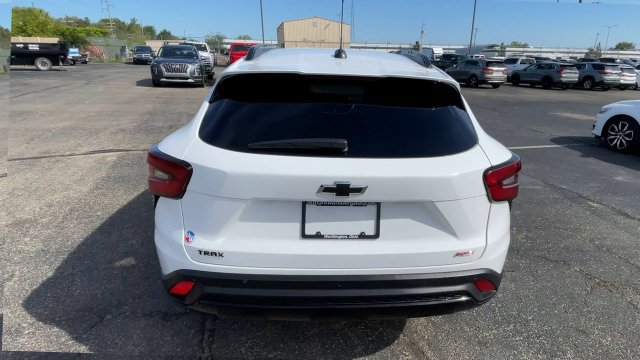 New 2026 Chevrolet Trax RS w/ Sunroof Package FWD image 9