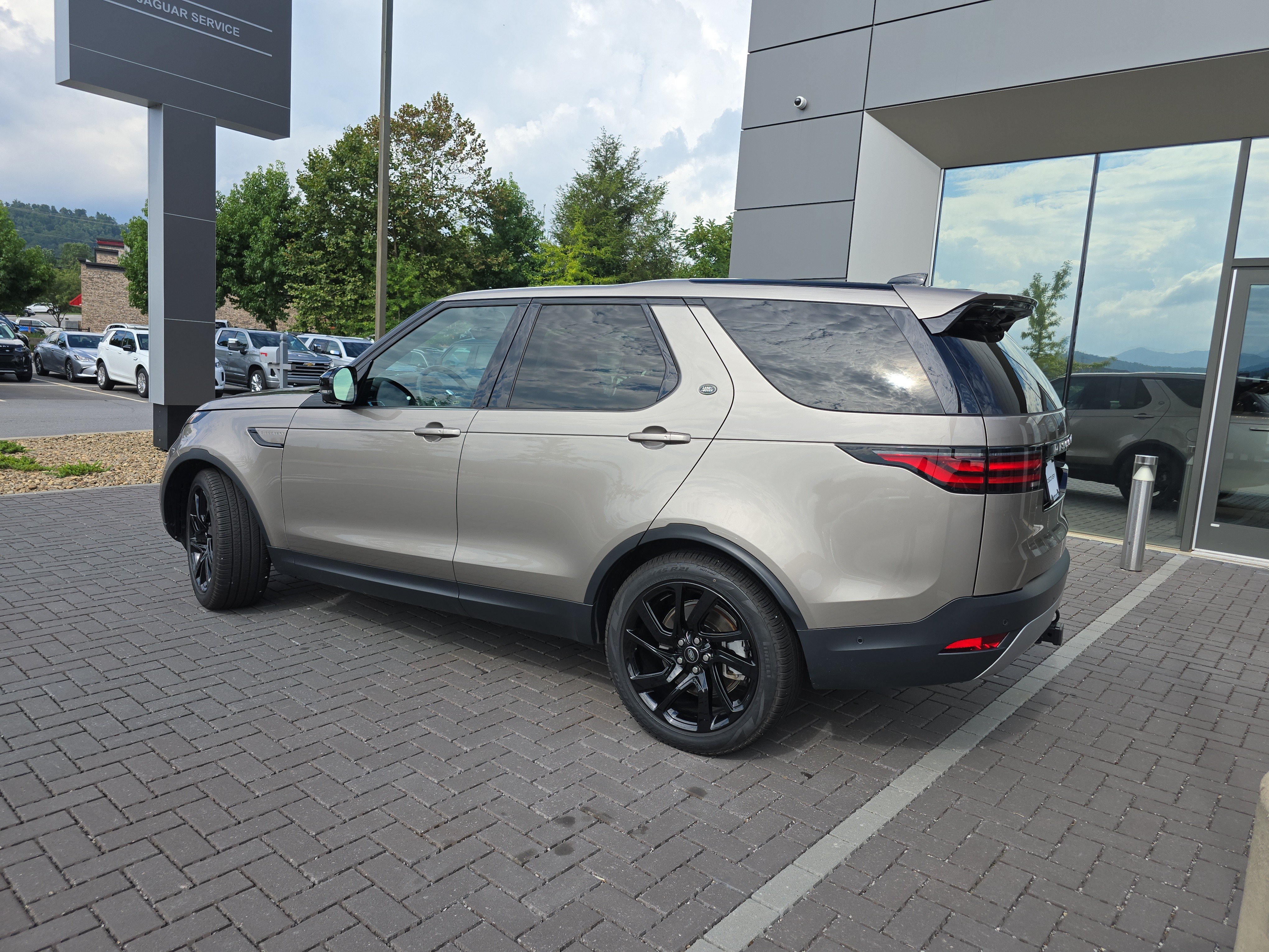 Certified 2025 Land Rover Discovery S AWD/4WD image 9