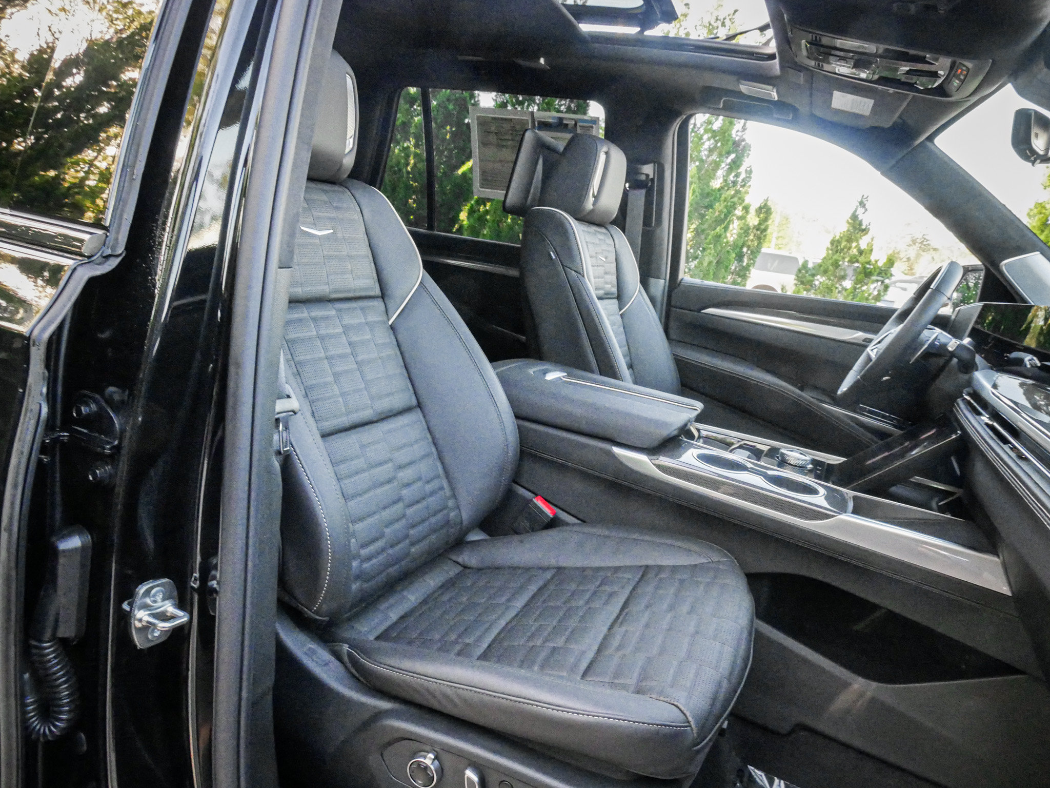 Used 2026 Cadillac Escalade V w/ LPO, ONYX Package AWD/4WD image 35