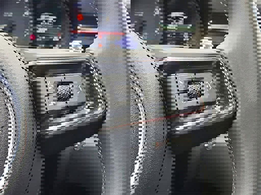 Certified 2025 Porsche Macan image 30