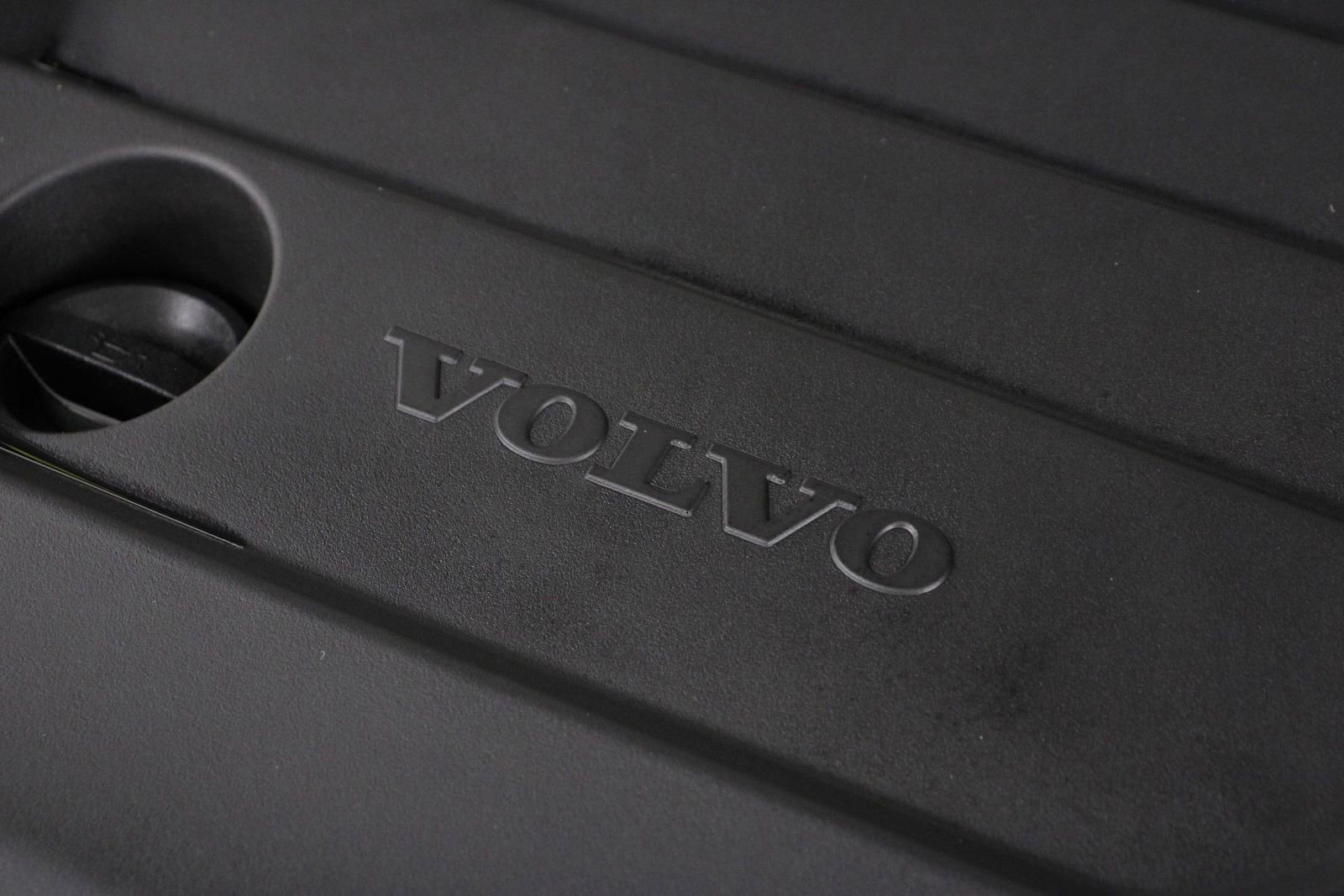 Certified 2025 Volvo XC40 B5 Plus AWD/4WD image 25