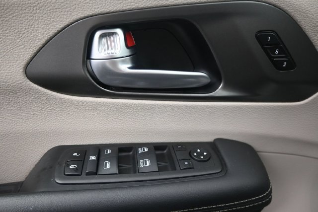 Used 2024 Chrysler Pacifica Touring-L FWD image 20
