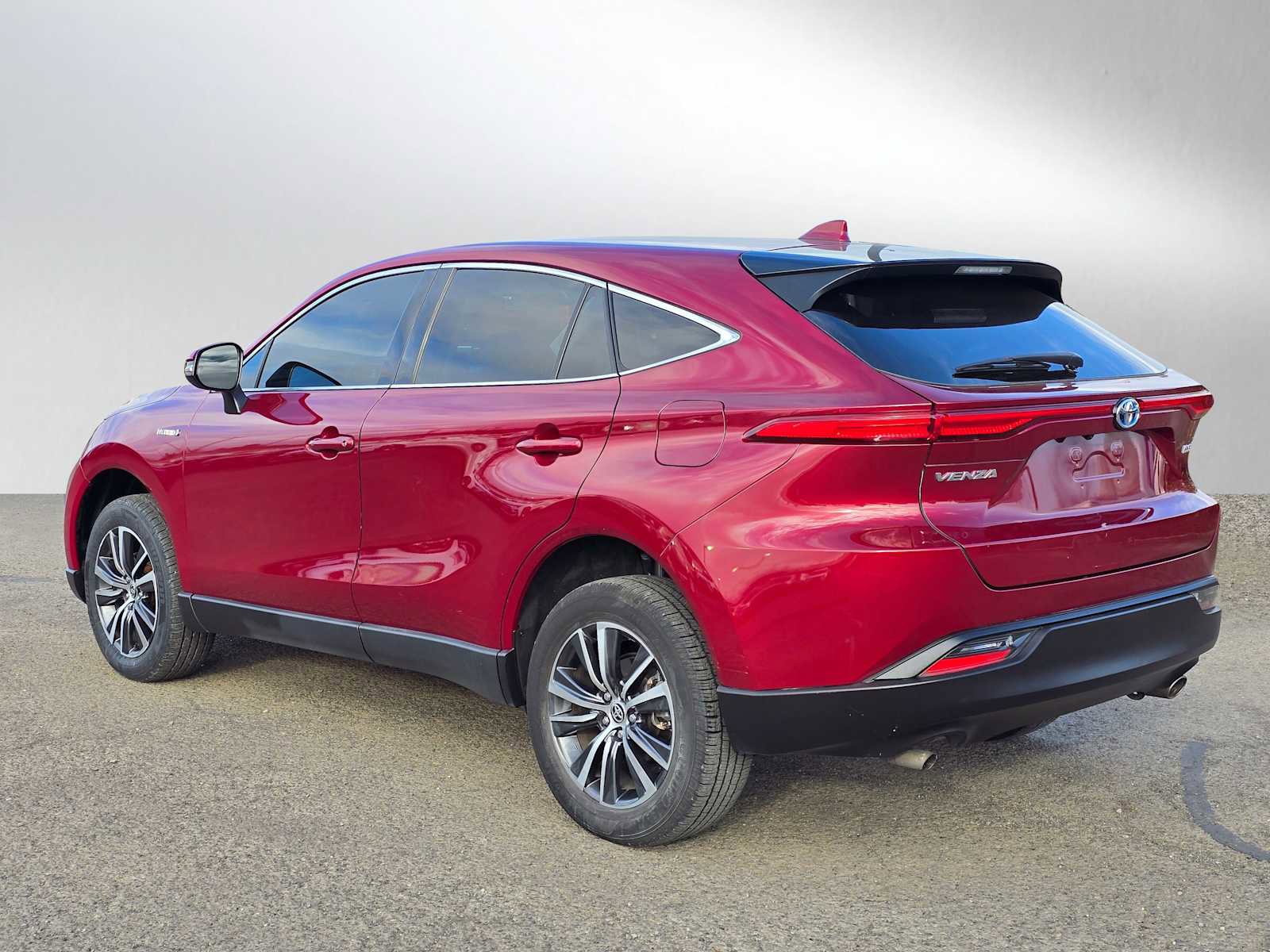 Used 2021 Toyota Venza LE w/ Carpet Mat Package (TMS) image 6