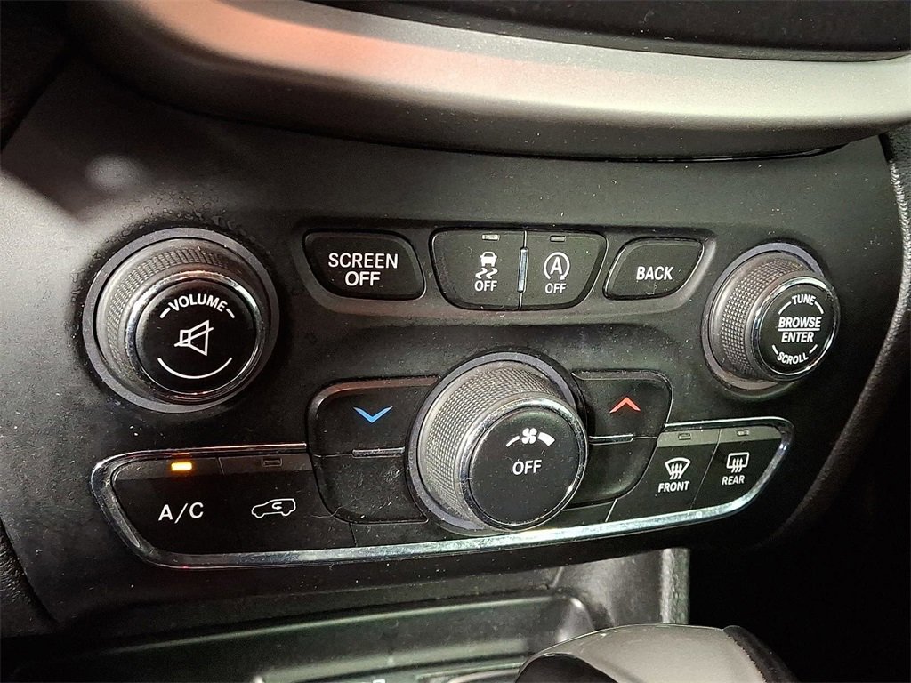 Used 2015 Jeep Cherokee Trailhawk w/ Cold Weather Group image 17