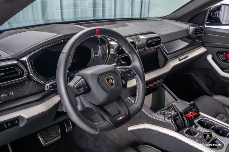 Used 2025 Lamborghini Urus SE image 39