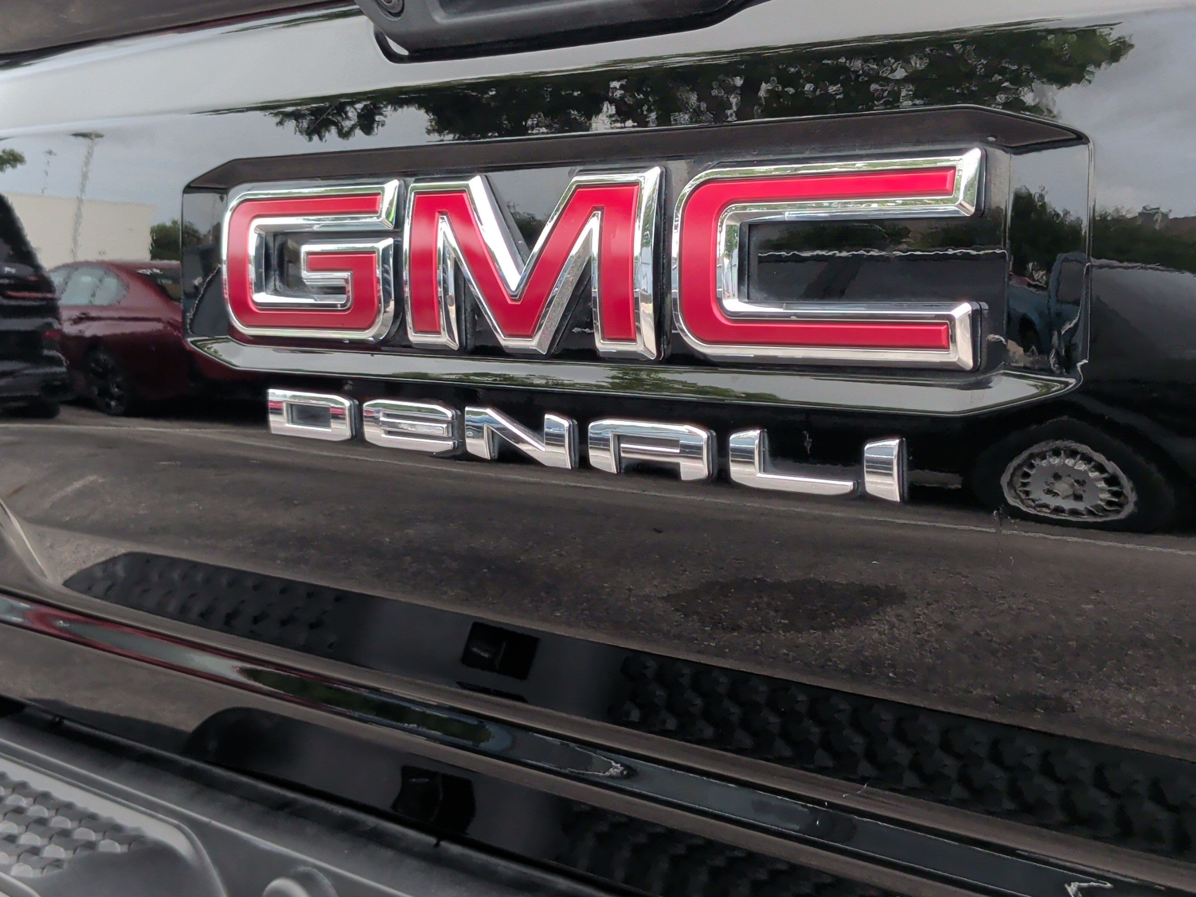Used 2023 GMC Canyon Denali w/ Denali Black Edition AWD/4WD image 12