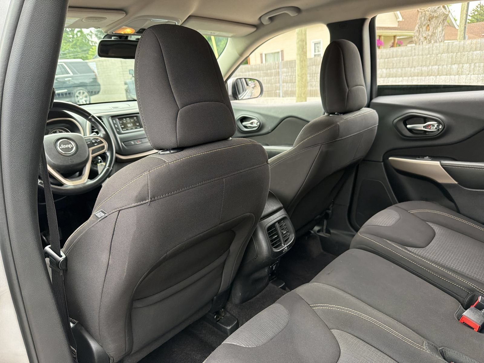 Used 2017 Jeep Cherokee Latitude w/ Safety/Convenience Group AWD/4WD image 20