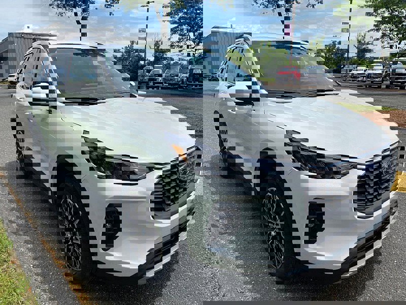 New 2025 Ford Escape SE image 3