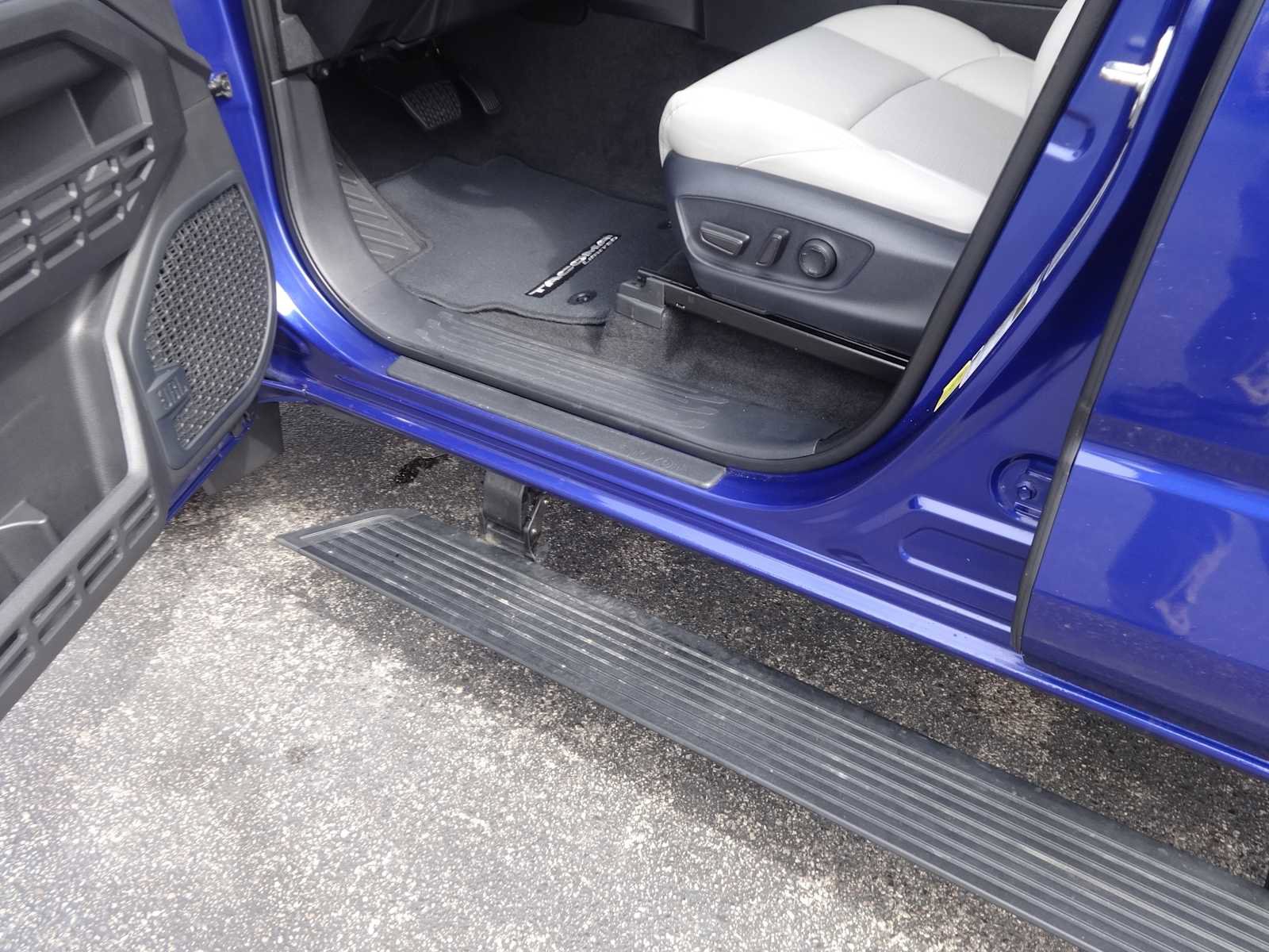 Used 2024 Toyota Tacoma Limited w/ Limited Package (LT) image 16