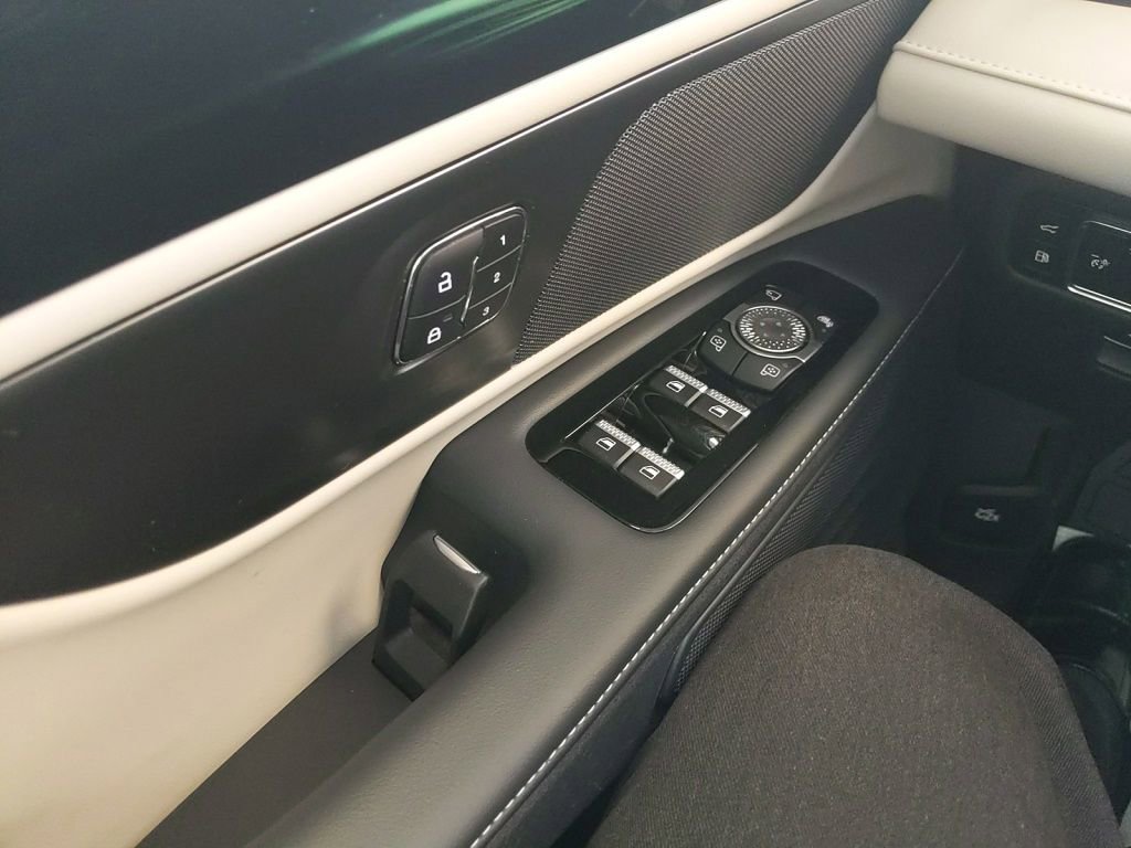 Certified 2025 Lincoln Nautilus Premier AWD/4WD image 26