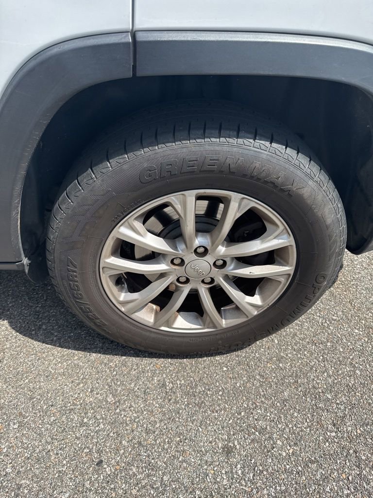 Used 2019 Jeep Cherokee Latitude w/ Popular Appearance Group image 12