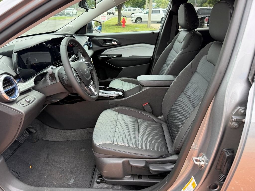 New 2026 Chevrolet Trax LT w/ Midnight Edition FWD image 10
