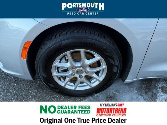 Used 2024 Chrysler Pacifica Touring-L image 30