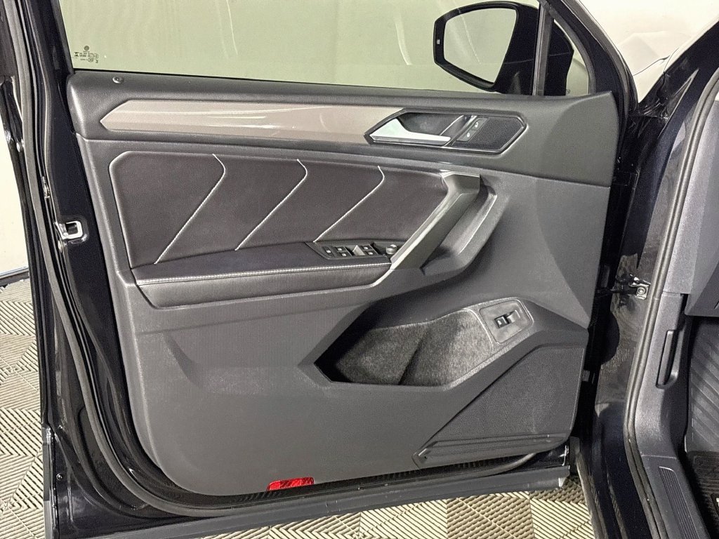 Certified 2024 Volkswagen Tiguan SE w/ Panoramic Sunroof Package AWD/4WD image 11