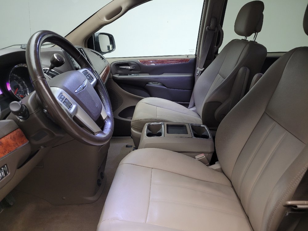 Used 2016 Chrysler Town & Country Touring FWD image 17