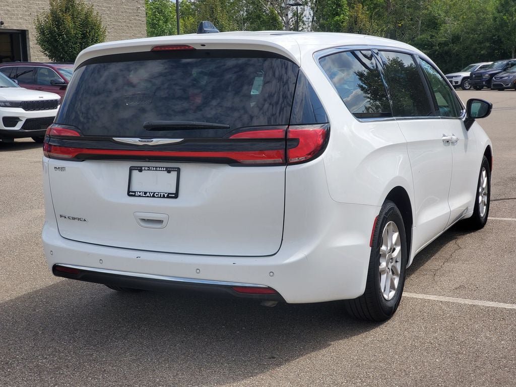 Used 2024 Chrysler Pacifica Touring-L FWD image 4