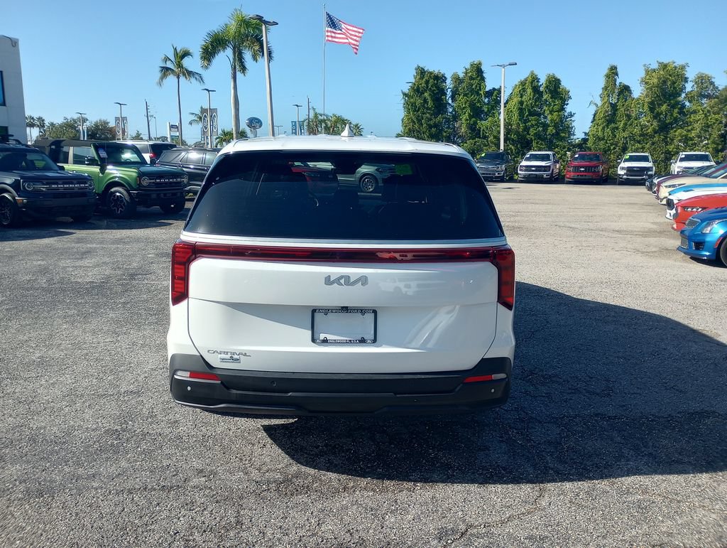 Used 2025 Kia Carnival FWD image 6