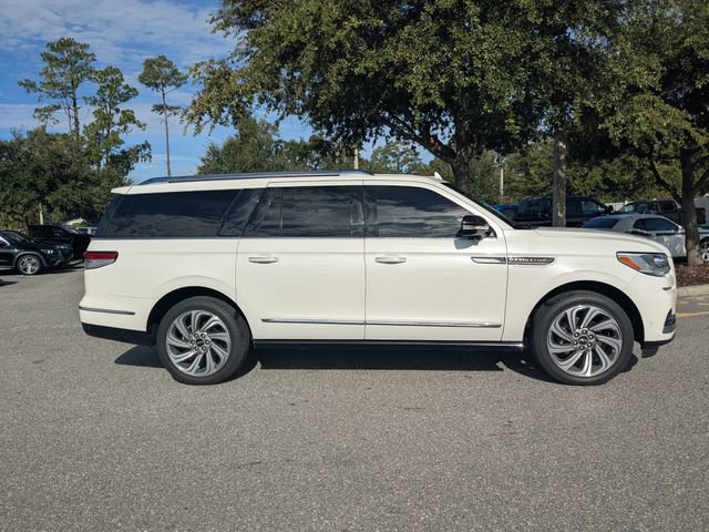 Used 2023 Lincoln Navigator L Reserve AWD/4WD image 2