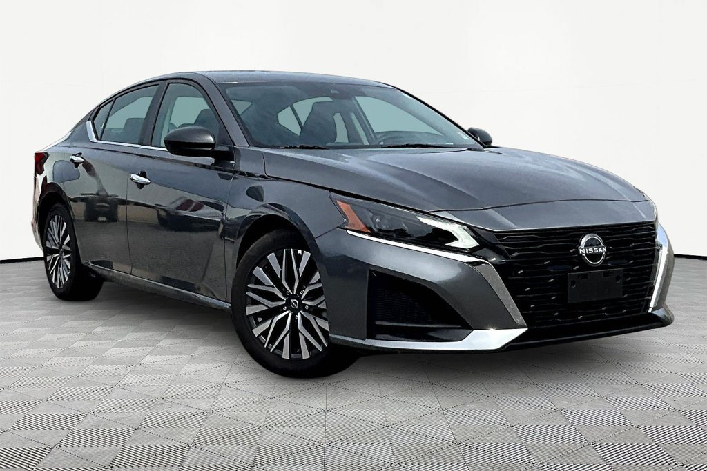 Used 2025 Nissan Altima 2.5 SV FWD image 3