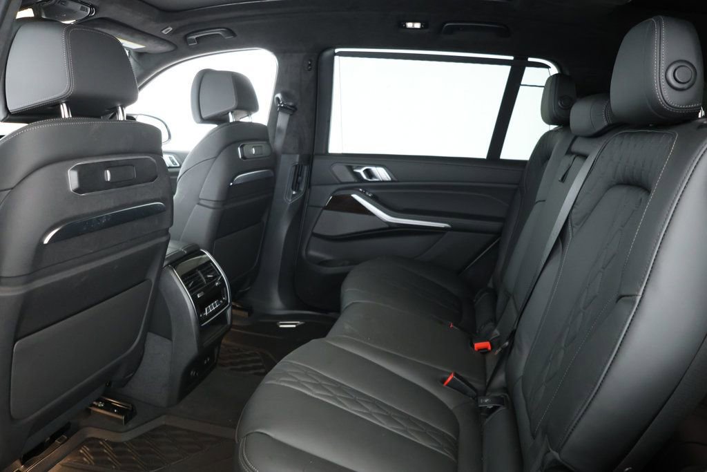 Used 2025 BMW X7 M60i image 19