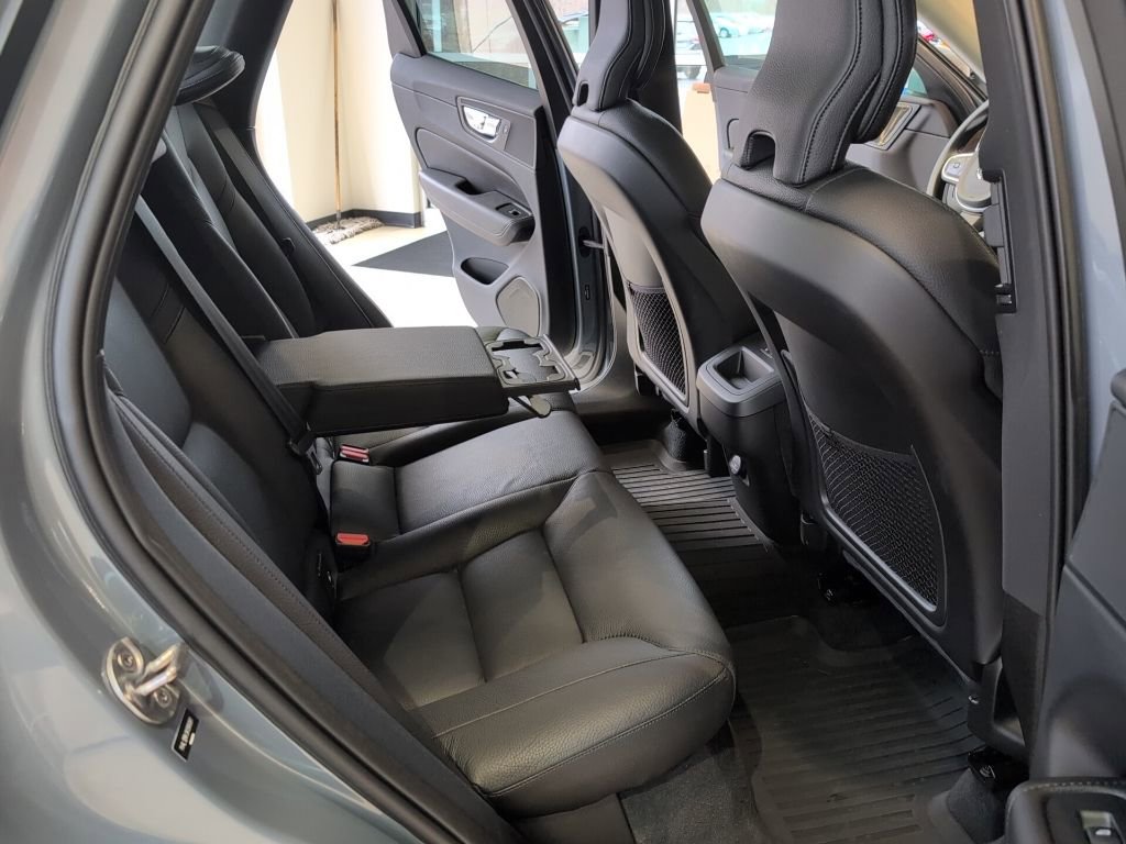 Used 2022 Volvo XC60 B5 Momentum w/ Advanced Package image 45