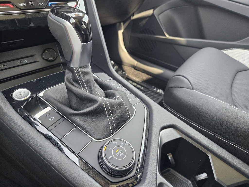 New 2025 Volkswagen Taos SEL image 17