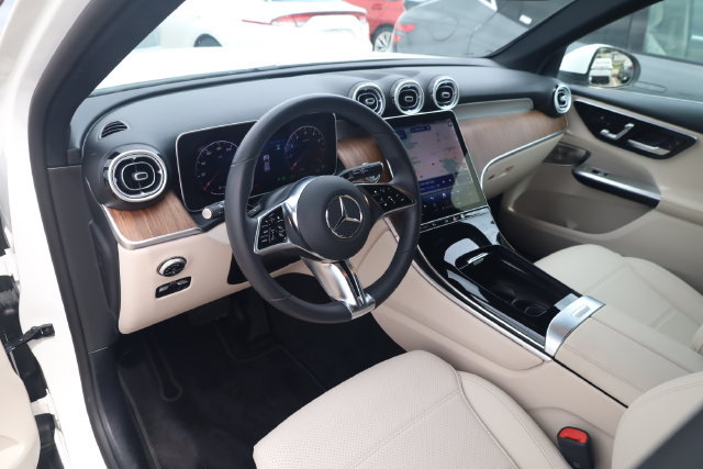Used 2025 Mercedes-Benz GLC 300 image 12