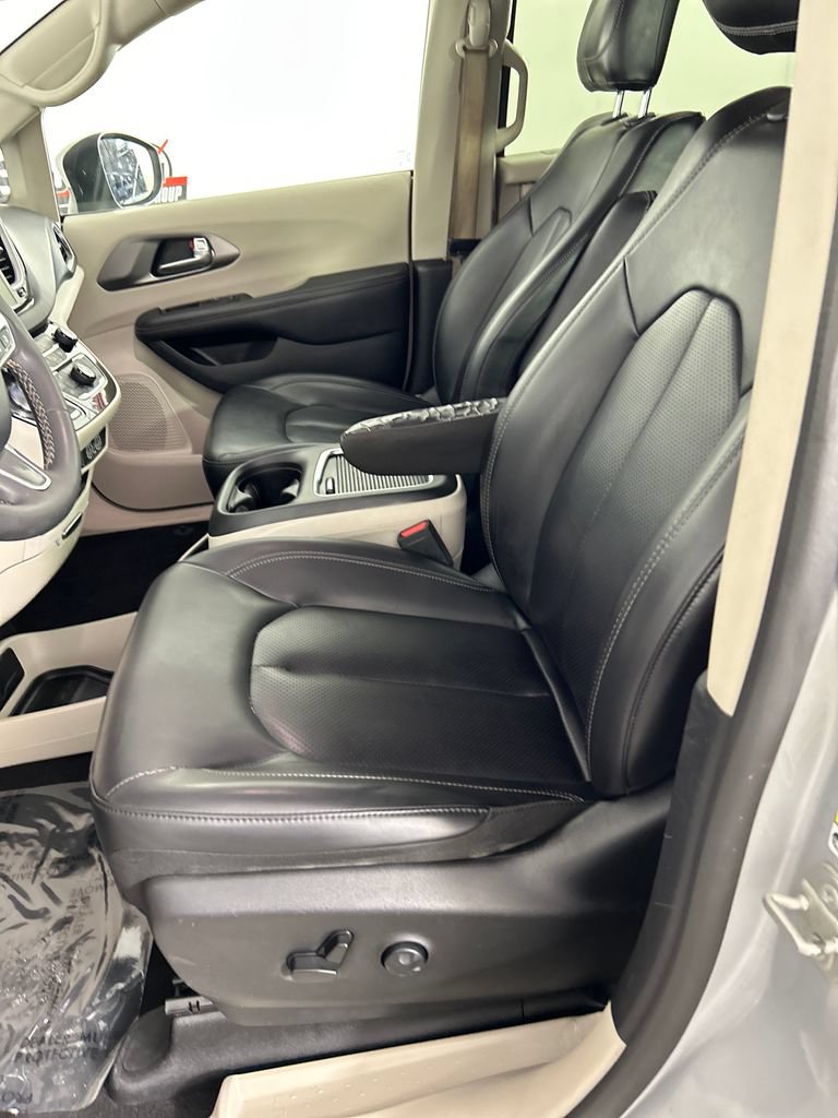 Used 2023 Chrysler Pacifica Touring-L FWD image 12