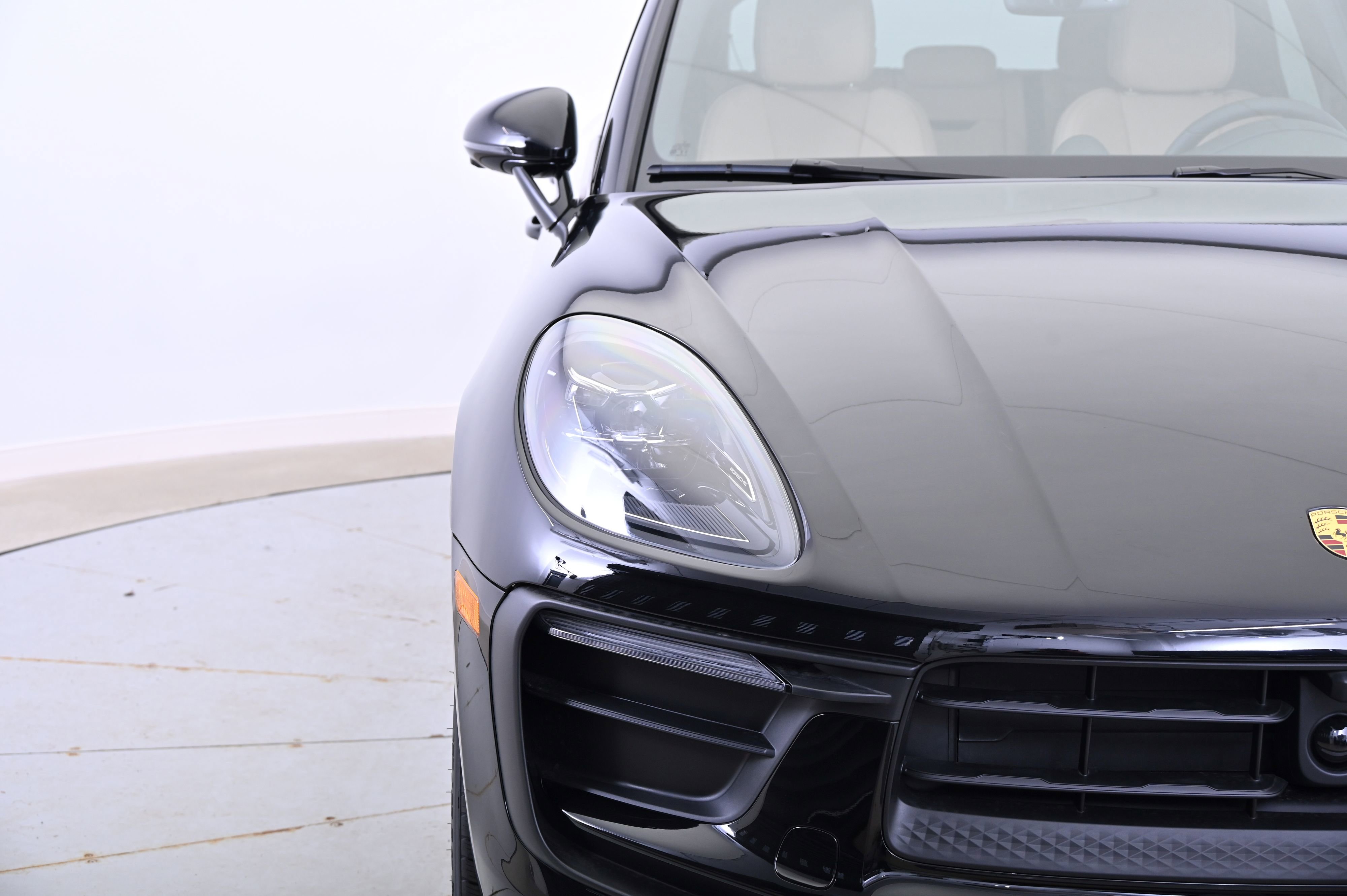 Certified 2025 Porsche Macan image 11