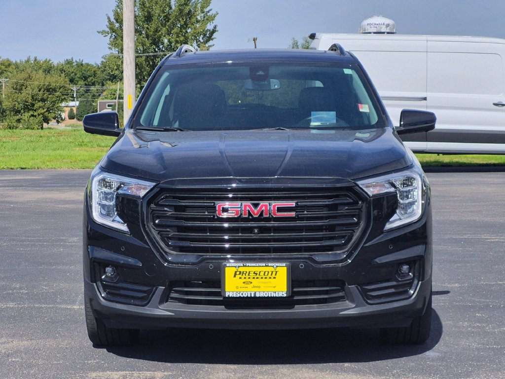 Used 2024 GMC Terrain SLT w/ Infotainment Package II AWD/4WD image 2