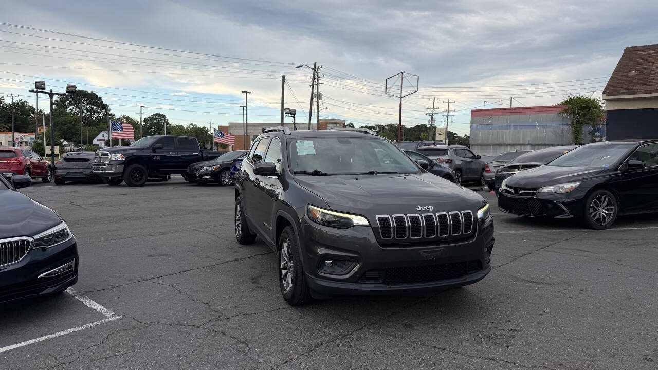 Used 2019 Jeep Cherokee Latitude Plus w/ Cold Weather Group AWD/4WD image 3