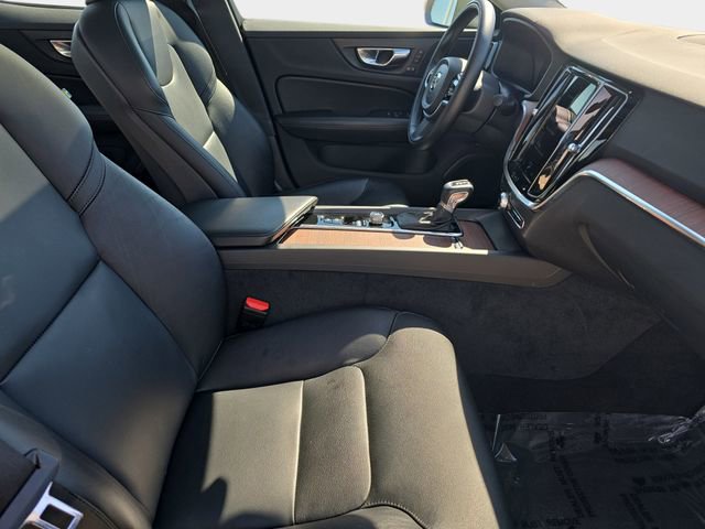 Used 2021 Volvo S60 T6 Momentum w/ Premium Package image 12