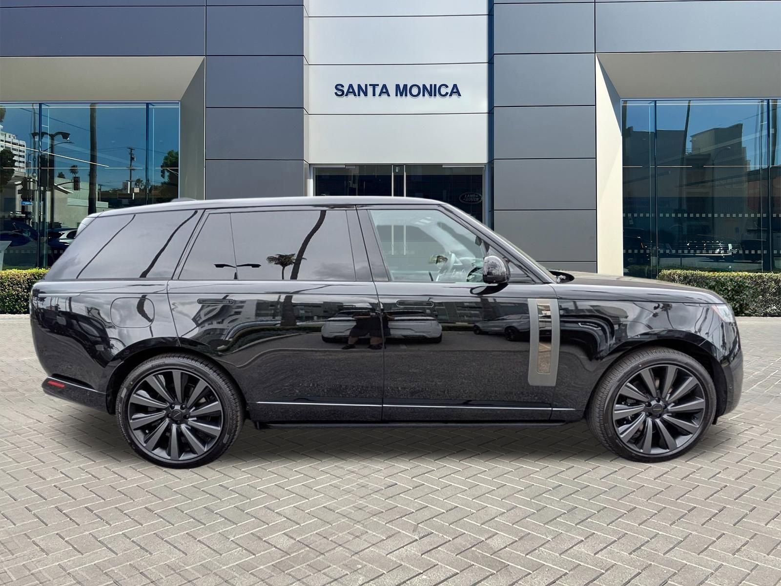 New 2026 Land Rover Range Rover SV AWD/4WD image 4