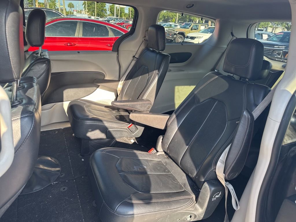 Used 2018 Chrysler Pacifica Touring-L FWD image 18