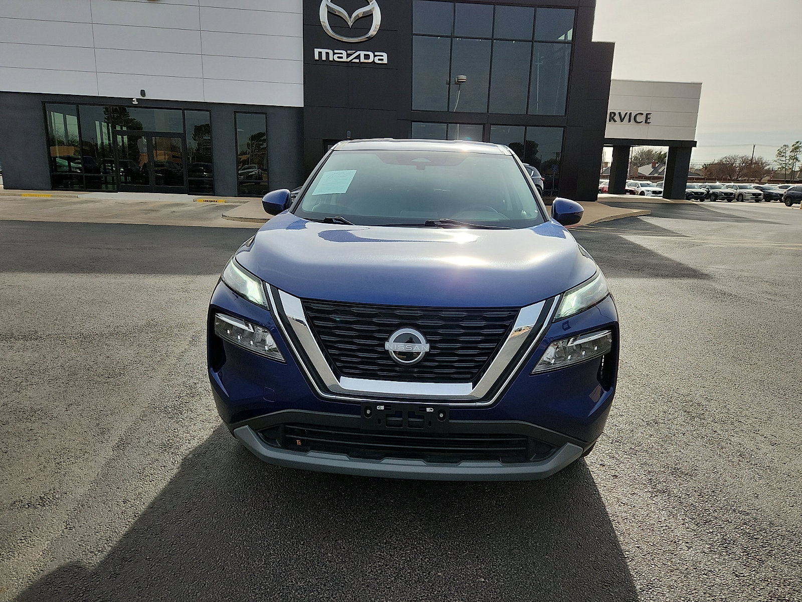 Used 2023 Nissan Rogue SV image 2