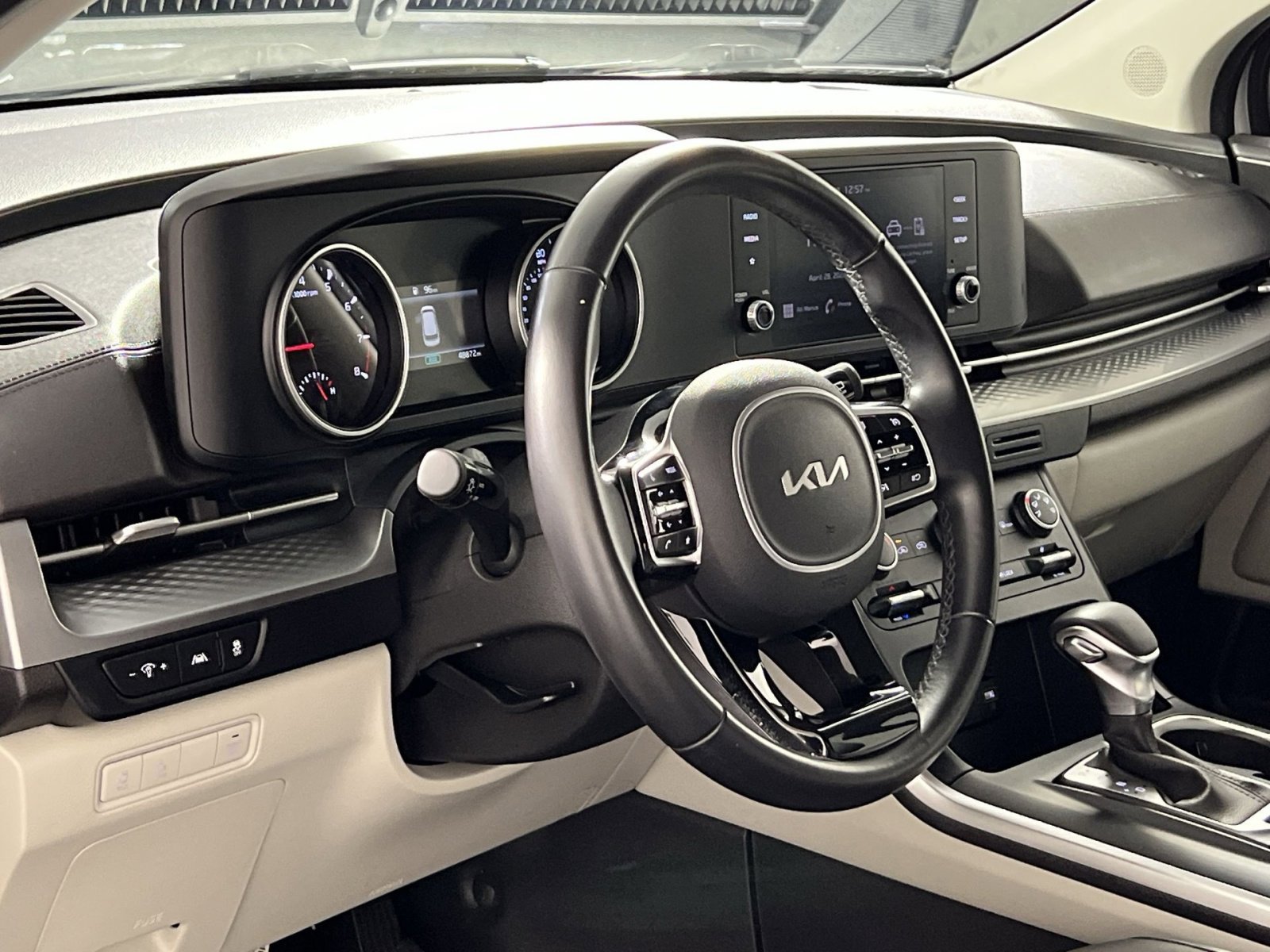 Used 2022 Kia Carnival LX FWD image 17
