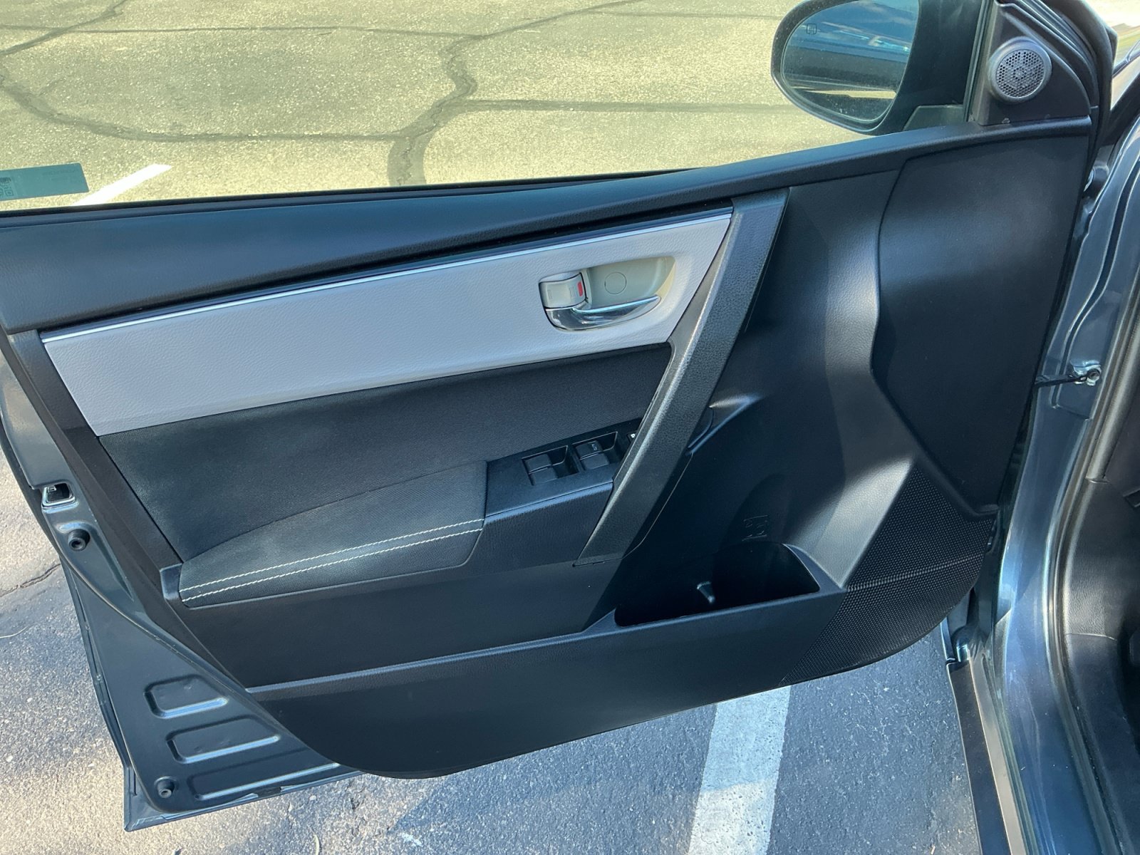 Used 2017 Toyota Corolla LE w/ Carpet Mat Package (TMS) FWD image 13
