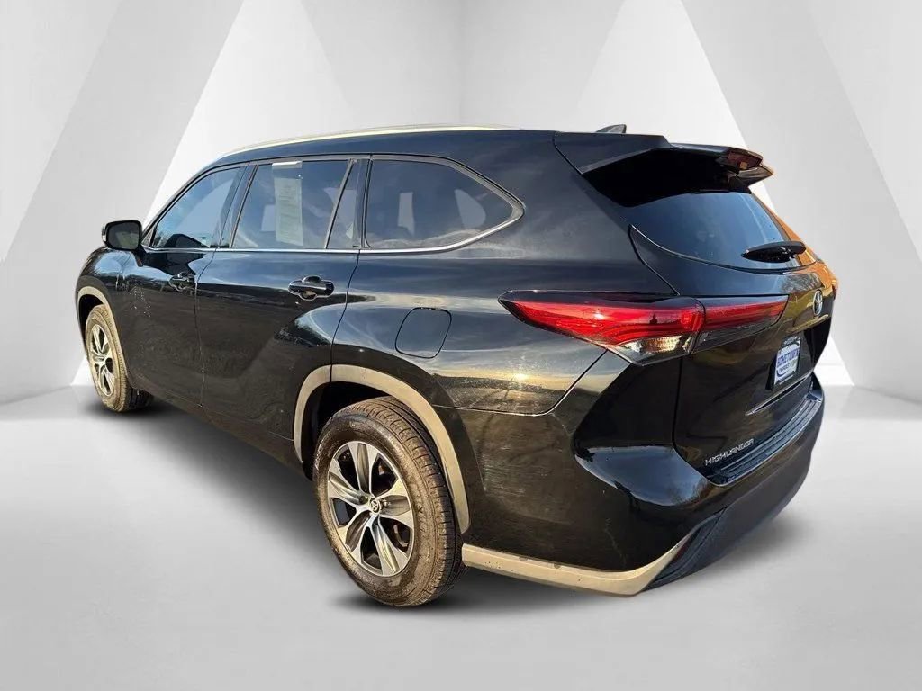 Used 2022 Toyota Highlander XLE FWD image 5