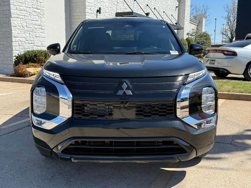New 2026 Mitsubishi Outlander LE image 3