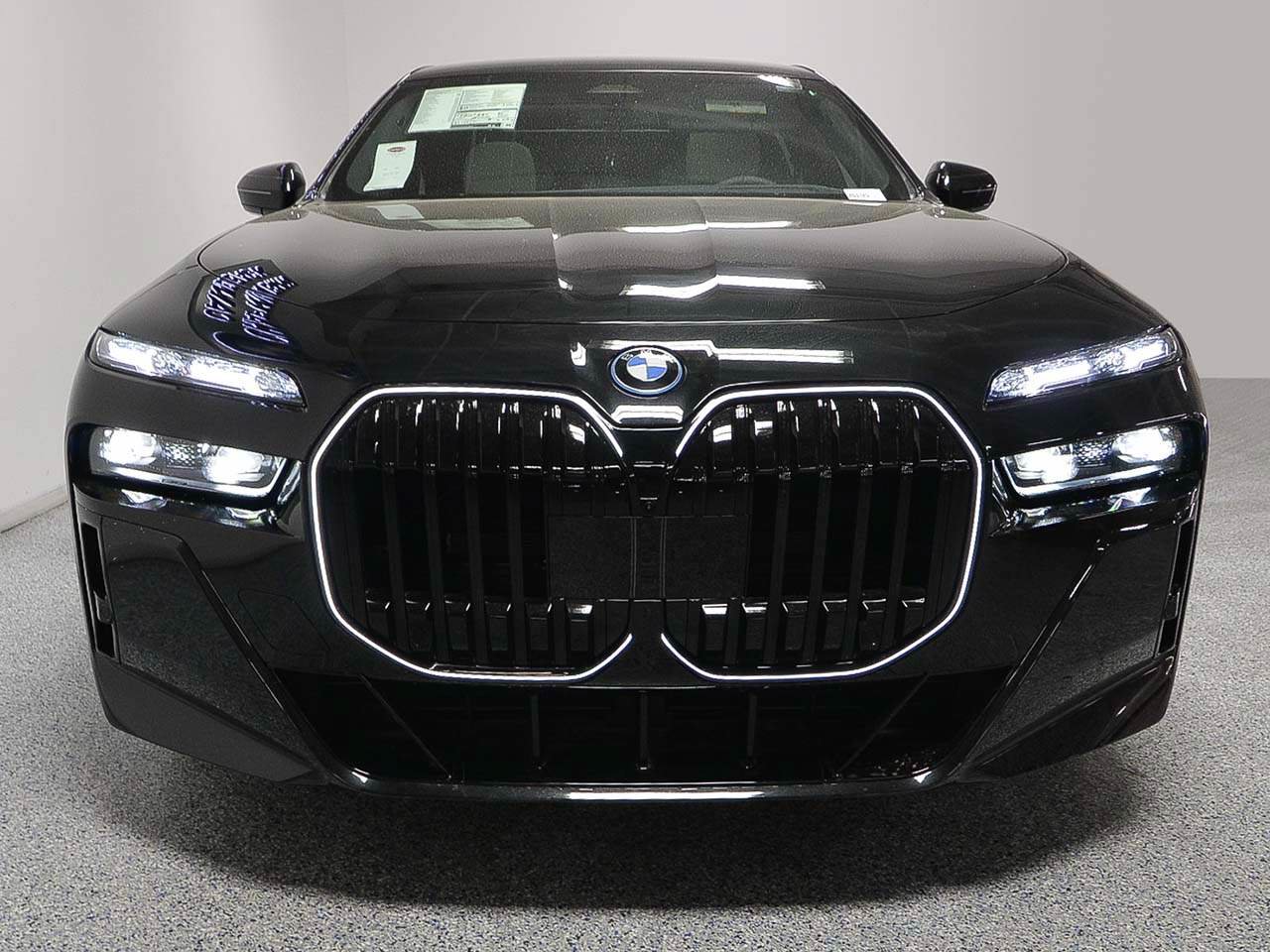 New 2026 BMW 750e xDrive AWD/4WD image 2