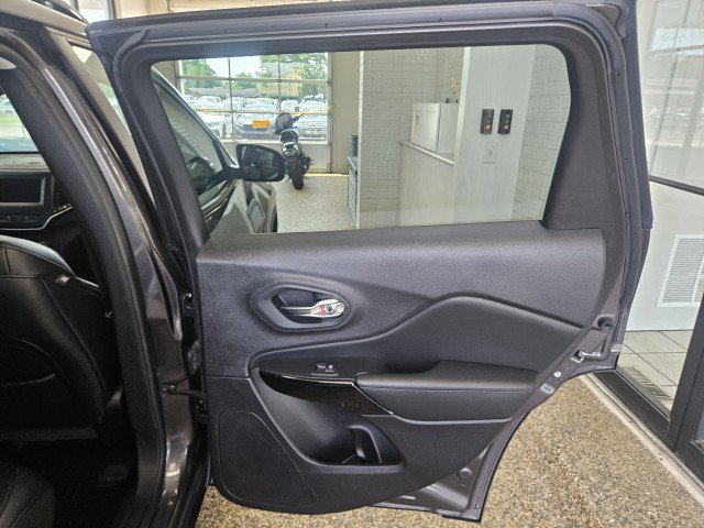 Used 2021 Jeep Cherokee Latitude Plus AWD/4WD image 16